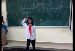 Nữ sinh :Vũ Bảo Diệp ‘biểu diễn văn nghệ cực đỉnh trong lễ chào mừng 20-10 của lớp’.